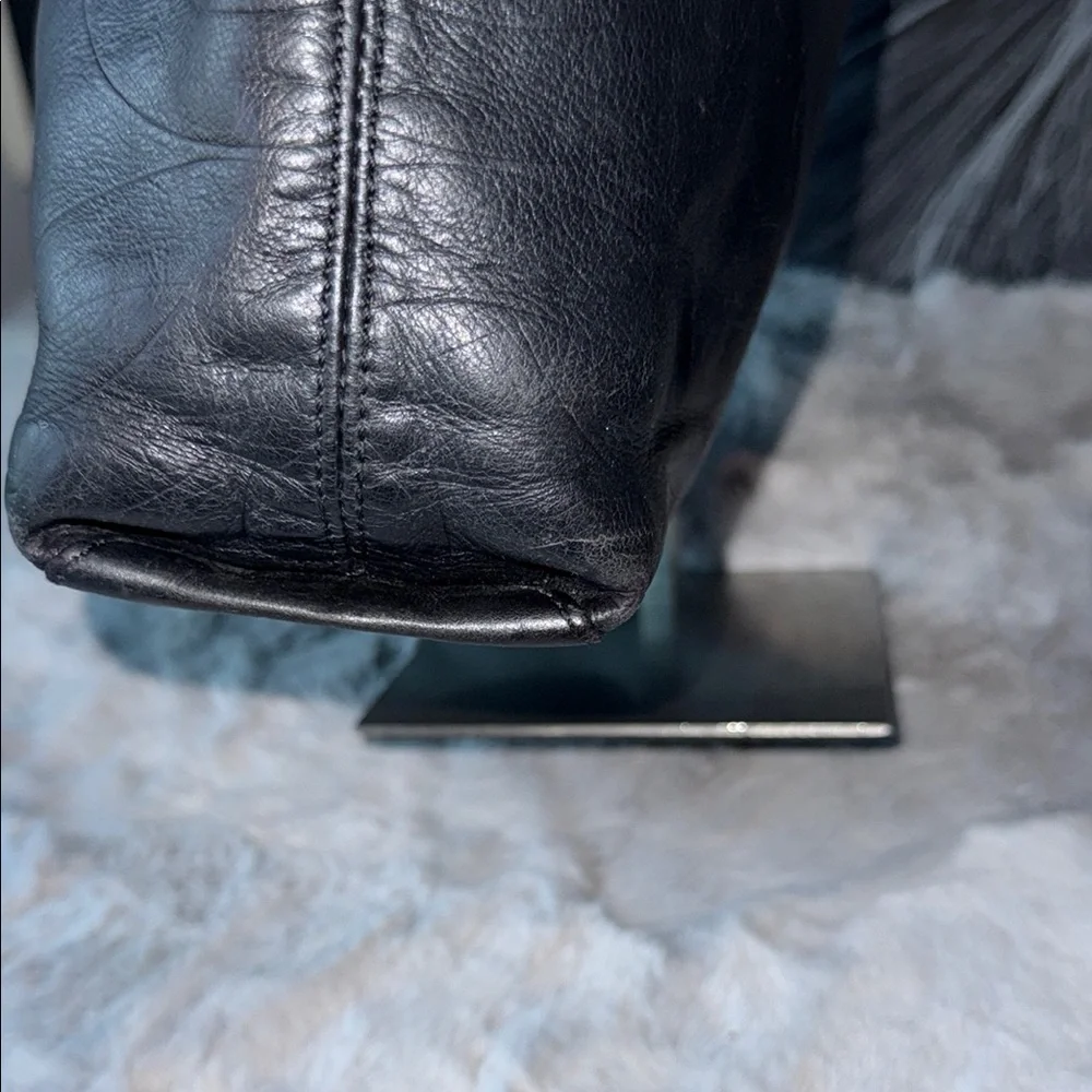 CHANEL Black Lambskin Leather Tote with Luxury Design - Picture 9 of 15